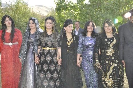 Yüksekova'da 02.03.2010 Ekim2010 tarihlerinde dünya evine giren çiftlerimizi sizler için sayfamıza taşıdık. Yüksekova Güncel Ailesi olarak tüm çiftlerimize mutluluklar dileriz...