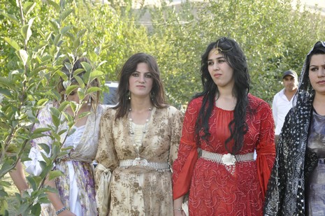 Yüksekova'da 02.03.2010 Ekim2010 tarihlerinde dünya evine giren çiftlerimizi sizler için sayfamıza taşıdık. Yüksekova Güncel Ailesi olarak tüm çiftlerimize mutluluklar dileriz...