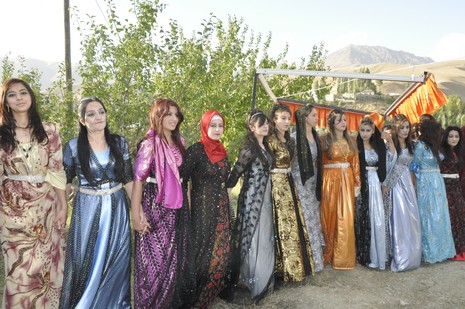 Yüksekova'da 02.03.2010 Ekim2010 tarihlerinde dünya evine giren çiftlerimizi sizler için sayfamıza taşıdık. Yüksekova Güncel Ailesi olarak tüm çiftlerimize mutluluklar dileriz...