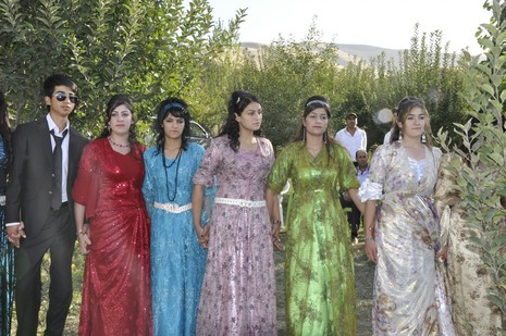 Yüksekova'da 02.03.2010 Ekim2010 tarihlerinde dünya evine giren çiftlerimizi sizler için sayfamıza taşıdık. Yüksekova Güncel Ailesi olarak tüm çiftlerimize mutluluklar dileriz...