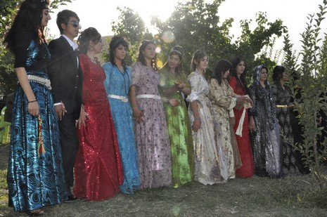 Yüksekova'da 02.03.2010 Ekim2010 tarihlerinde dünya evine giren çiftlerimizi sizler için sayfamıza taşıdık. Yüksekova Güncel Ailesi olarak tüm çiftlerimize mutluluklar dileriz...