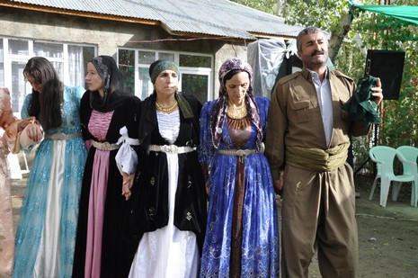 Yüksekova'da 02.03.2010 Ekim2010 tarihlerinde dünya evine giren çiftlerimizi sizler için sayfamıza taşıdık. Yüksekova Güncel Ailesi olarak tüm çiftlerimize mutluluklar dileriz...