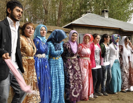 Yüksekova'da 02.03.2010 Ekim2010 tarihlerinde dünya evine giren çiftlerimizi sizler için sayfamıza taşıdık. Yüksekova Güncel Ailesi olarak tüm çiftlerimize mutluluklar dileriz...