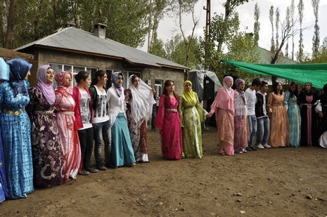Yüksekova'da 02.03.2010 Ekim2010 tarihlerinde dünya evine giren çiftlerimizi sizler için sayfamıza taşıdık. Yüksekova Güncel Ailesi olarak tüm çiftlerimize mutluluklar dileriz...