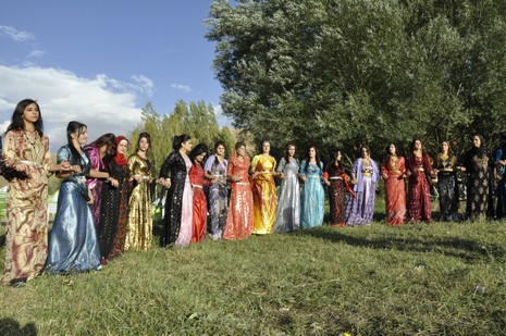 Yüksekova'da 02.03.2010 Ekim2010 tarihlerinde dünya evine giren çiftlerimizi sizler için sayfamıza taşıdık. Yüksekova Güncel Ailesi olarak tüm çiftlerimize mutluluklar dileriz...