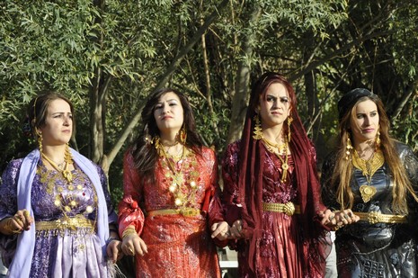 Yüksekova'da 02.03.2010 Ekim2010 tarihlerinde dünya evine giren çiftlerimizi sizler için sayfamıza taşıdık. Yüksekova Güncel Ailesi olarak tüm çiftlerimize mutluluklar dileriz...