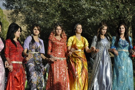 Yüksekova'da 02.03.2010 Ekim2010 tarihlerinde dünya evine giren çiftlerimizi sizler için sayfamıza taşıdık. Yüksekova Güncel Ailesi olarak tüm çiftlerimize mutluluklar dileriz...