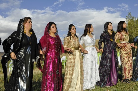 Yüksekova'da 02.03.2010 Ekim2010 tarihlerinde dünya evine giren çiftlerimizi sizler için sayfamıza taşıdık. Yüksekova Güncel Ailesi olarak tüm çiftlerimize mutluluklar dileriz...