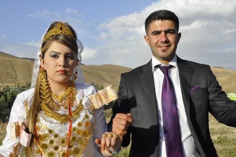 Yüksekova'da 02.03.2010 Ekim2010 tarihlerinde dünya evine giren çiftlerimizi sizler için sayfamıza taşıdık. Yüksekova Güncel Ailesi olarak tüm çiftlerimize mutluluklar dileriz...