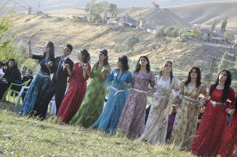 Yüksekova'da 02.03.2010 Ekim2010 tarihlerinde dünya evine giren çiftlerimizi sizler için sayfamıza taşıdık. Yüksekova Güncel Ailesi olarak tüm çiftlerimize mutluluklar dileriz...