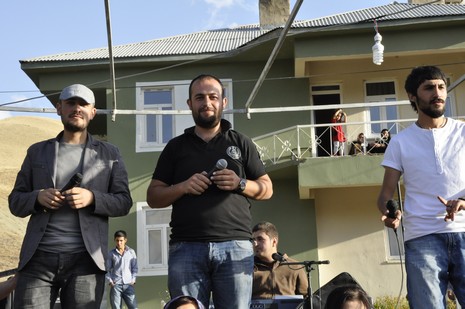 Yüksekova'da 02.03.2010 Ekim2010 tarihlerinde dünya evine giren çiftlerimizi sizler için sayfamıza taşıdık. Yüksekova Güncel Ailesi olarak tüm çiftlerimize mutluluklar dileriz...