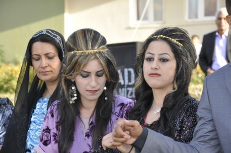 Yüksekova'da 02.03.2010 Ekim2010 tarihlerinde dünya evine giren çiftlerimizi sizler için sayfamıza taşıdık. Yüksekova Güncel Ailesi olarak tüm çiftlerimize mutluluklar dileriz...