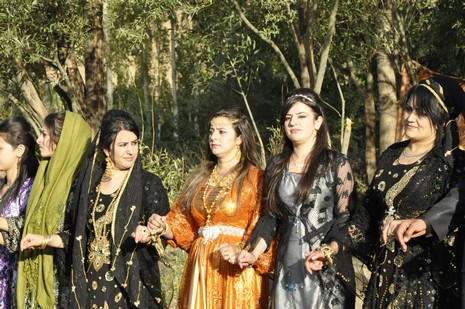 Yüksekova'da 02.03.2010 Ekim2010 tarihlerinde dünya evine giren çiftlerimizi sizler için sayfamıza taşıdık. Yüksekova Güncel Ailesi olarak tüm çiftlerimize mutluluklar dileriz...