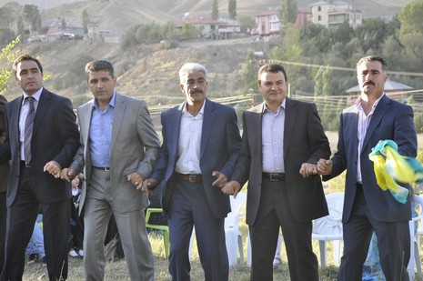 Yüksekova'da 02.03.2010 Ekim2010 tarihlerinde dünya evine giren çiftlerimizi sizler için sayfamıza taşıdık. Yüksekova Güncel Ailesi olarak tüm çiftlerimize mutluluklar dileriz...