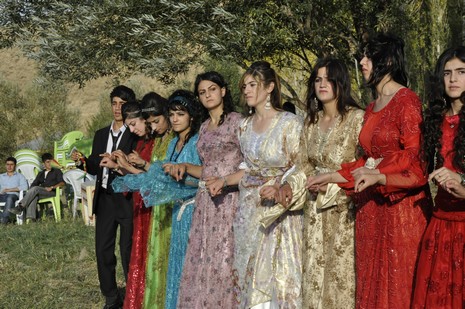 Yüksekova'da 02.03.2010 Ekim2010 tarihlerinde dünya evine giren çiftlerimizi sizler için sayfamıza taşıdık. Yüksekova Güncel Ailesi olarak tüm çiftlerimize mutluluklar dileriz...