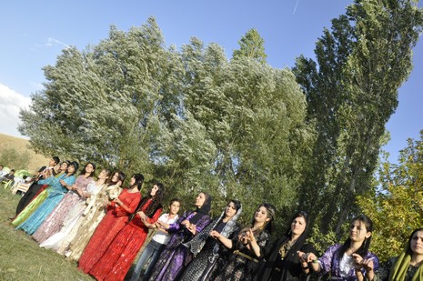 Yüksekova'da 02.03.2010 Ekim2010 tarihlerinde dünya evine giren çiftlerimizi sizler için sayfamıza taşıdık. Yüksekova Güncel Ailesi olarak tüm çiftlerimize mutluluklar dileriz...