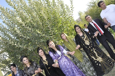 Yüksekova'da 02.03.2010 Ekim2010 tarihlerinde dünya evine giren çiftlerimizi sizler için sayfamıza taşıdık. Yüksekova Güncel Ailesi olarak tüm çiftlerimize mutluluklar dileriz...