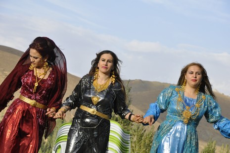 Yüksekova'da 02.03.2010 Ekim2010 tarihlerinde dünya evine giren çiftlerimizi sizler için sayfamıza taşıdık. Yüksekova Güncel Ailesi olarak tüm çiftlerimize mutluluklar dileriz...