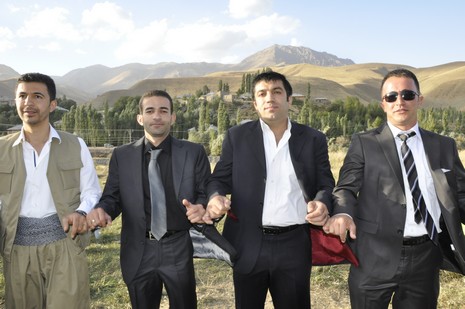 Yüksekova'da 02.03.2010 Ekim2010 tarihlerinde dünya evine giren çiftlerimizi sizler için sayfamıza taşıdık. Yüksekova Güncel Ailesi olarak tüm çiftlerimize mutluluklar dileriz...