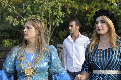 Yüksekova'da 02.03.2010 Ekim2010 tarihlerinde dünya evine giren çiftlerimizi sizler için sayfamıza taşıdık. Yüksekova Güncel Ailesi olarak tüm çiftlerimize mutluluklar dileriz...