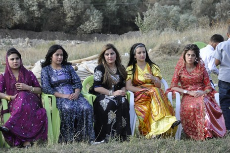 Yüksekova'da 02.03.2010 Ekim2010 tarihlerinde dünya evine giren çiftlerimizi sizler için sayfamıza taşıdık. Yüksekova Güncel Ailesi olarak tüm çiftlerimize mutluluklar dileriz...