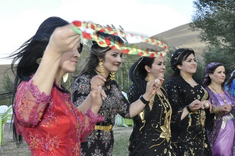 Yüksekova'da 02.03.2010 Ekim2010 tarihlerinde dünya evine giren çiftlerimizi sizler için sayfamıza taşıdık. Yüksekova Güncel Ailesi olarak tüm çiftlerimize mutluluklar dileriz...