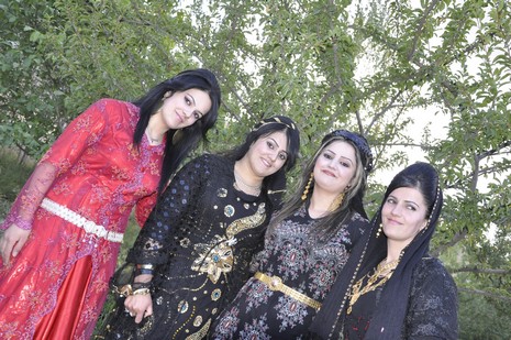 Yüksekova'da 02.03.2010 Ekim2010 tarihlerinde dünya evine giren çiftlerimizi sizler için sayfamıza taşıdık. Yüksekova Güncel Ailesi olarak tüm çiftlerimize mutluluklar dileriz...