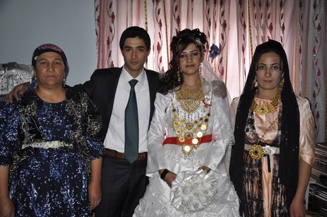 Yüksekova'da 02.03.2010 Ekim2010 tarihlerinde dünya evine giren çiftlerimizi sizler için sayfamıza taşıdık. Yüksekova Güncel Ailesi olarak tüm çiftlerimize mutluluklar dileriz...