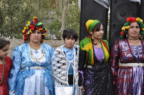 Yüksekova'da 02.03.2010 Ekim2010 tarihlerinde dünya evine giren çiftlerimizi sizler için sayfamıza taşıdık. Yüksekova Güncel Ailesi olarak tüm çiftlerimize mutluluklar dileriz...