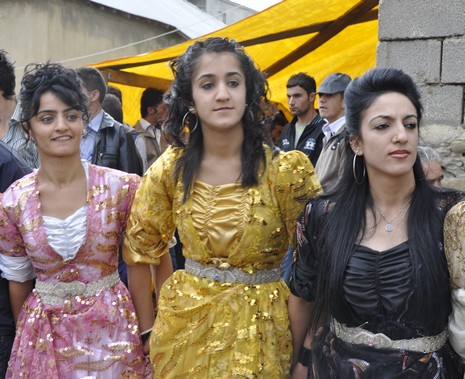 Yüksekova'da 02.03.2010 Ekim2010 tarihlerinde dünya evine giren çiftlerimizi sizler için sayfamıza taşıdık. Yüksekova Güncel Ailesi olarak tüm çiftlerimize mutluluklar dileriz...