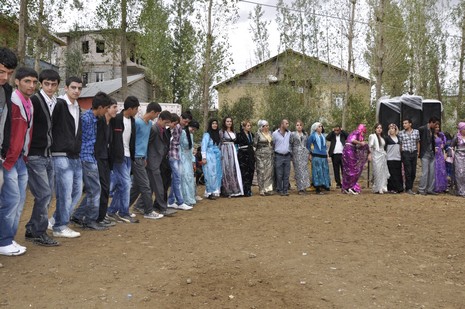 Yüksekova'da 02.03.2010 Ekim2010 tarihlerinde dünya evine giren çiftlerimizi sizler için sayfamıza taşıdık. Yüksekova Güncel Ailesi olarak tüm çiftlerimize mutluluklar dileriz...