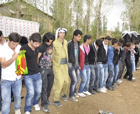 Yüksekova'da 02.03.2010 Ekim2010 tarihlerinde dünya evine giren çiftlerimizi sizler için sayfamıza taşıdık. Yüksekova Güncel Ailesi olarak tüm çiftlerimize mutluluklar dileriz...