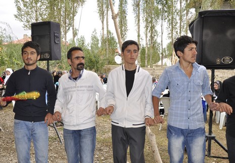 Yüksekova'da 02.03.2010 Ekim2010 tarihlerinde dünya evine giren çiftlerimizi sizler için sayfamıza taşıdık. Yüksekova Güncel Ailesi olarak tüm çiftlerimize mutluluklar dileriz...