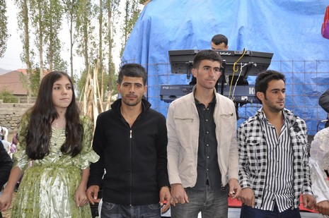 Yüksekova'da 02.03.2010 Ekim2010 tarihlerinde dünya evine giren çiftlerimizi sizler için sayfamıza taşıdık. Yüksekova Güncel Ailesi olarak tüm çiftlerimize mutluluklar dileriz...