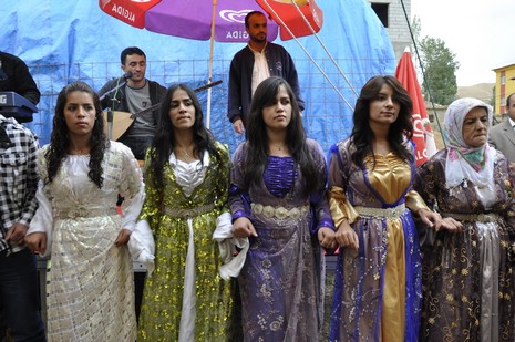 Yüksekova'da 02.03.2010 Ekim2010 tarihlerinde dünya evine giren çiftlerimizi sizler için sayfamıza taşıdık. Yüksekova Güncel Ailesi olarak tüm çiftlerimize mutluluklar dileriz...