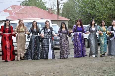 Yüksekova'da 02.03.2010 Ekim2010 tarihlerinde dünya evine giren çiftlerimizi sizler için sayfamıza taşıdık. Yüksekova Güncel Ailesi olarak tüm çiftlerimize mutluluklar dileriz...