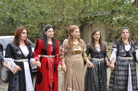 Yüksekova'da 02.03.2010 Ekim2010 tarihlerinde dünya evine giren çiftlerimizi sizler için sayfamıza taşıdık. Yüksekova Güncel Ailesi olarak tüm çiftlerimize mutluluklar dileriz...