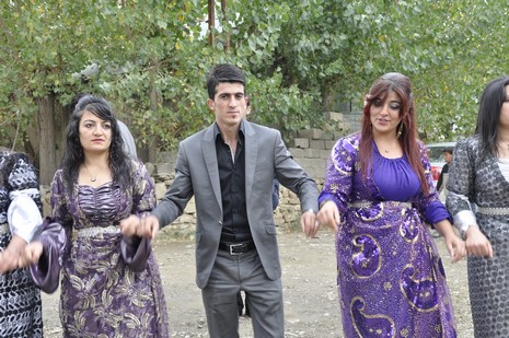 Yüksekova'da 02.03.2010 Ekim2010 tarihlerinde dünya evine giren çiftlerimizi sizler için sayfamıza taşıdık. Yüksekova Güncel Ailesi olarak tüm çiftlerimize mutluluklar dileriz...