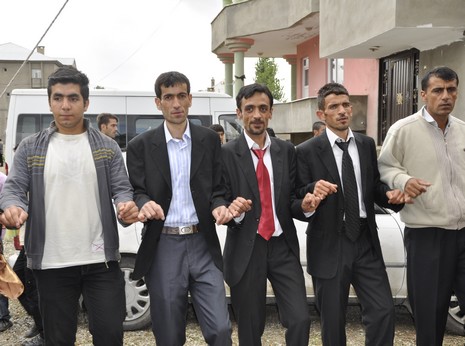 Yüksekova'da 02.03.2010 Ekim2010 tarihlerinde dünya evine giren çiftlerimizi sizler için sayfamıza taşıdık. Yüksekova Güncel Ailesi olarak tüm çiftlerimize mutluluklar dileriz...