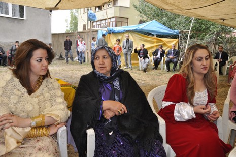 Yüksekova'da 02.03.2010 Ekim2010 tarihlerinde dünya evine giren çiftlerimizi sizler için sayfamıza taşıdık. Yüksekova Güncel Ailesi olarak tüm çiftlerimize mutluluklar dileriz...