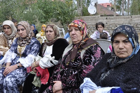 Yüksekova'da 02.03.2010 Ekim2010 tarihlerinde dünya evine giren çiftlerimizi sizler için sayfamıza taşıdık. Yüksekova Güncel Ailesi olarak tüm çiftlerimize mutluluklar dileriz...
