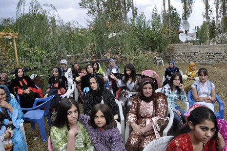 Yüksekova'da 02.03.2010 Ekim2010 tarihlerinde dünya evine giren çiftlerimizi sizler için sayfamıza taşıdık. Yüksekova Güncel Ailesi olarak tüm çiftlerimize mutluluklar dileriz...