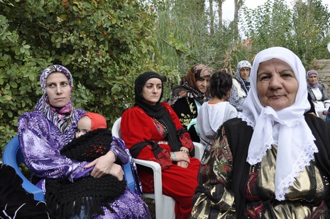 Yüksekova'da 02.03.2010 Ekim2010 tarihlerinde dünya evine giren çiftlerimizi sizler için sayfamıza taşıdık. Yüksekova Güncel Ailesi olarak tüm çiftlerimize mutluluklar dileriz...