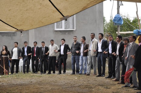 Yüksekova'da 02.03.2010 Ekim2010 tarihlerinde dünya evine giren çiftlerimizi sizler için sayfamıza taşıdık. Yüksekova Güncel Ailesi olarak tüm çiftlerimize mutluluklar dileriz...