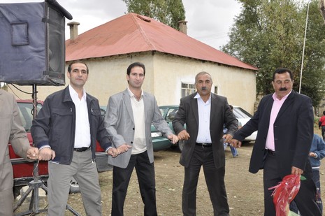 Yüksekova'da 02.03.2010 Ekim2010 tarihlerinde dünya evine giren çiftlerimizi sizler için sayfamıza taşıdık. Yüksekova Güncel Ailesi olarak tüm çiftlerimize mutluluklar dileriz...