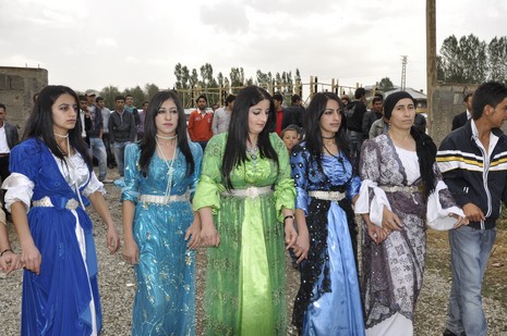 Yüksekova'da 02.03.2010 Ekim2010 tarihlerinde dünya evine giren çiftlerimizi sizler için sayfamıza taşıdık. Yüksekova Güncel Ailesi olarak tüm çiftlerimize mutluluklar dileriz...