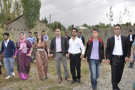 Yüksekova'da 02.03.2010 Ekim2010 tarihlerinde dünya evine giren çiftlerimizi sizler için sayfamıza taşıdık. Yüksekova Güncel Ailesi olarak tüm çiftlerimize mutluluklar dileriz...