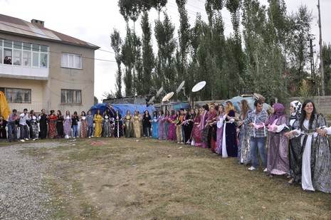 Yüksekova'da 02.03.2010 Ekim2010 tarihlerinde dünya evine giren çiftlerimizi sizler için sayfamıza taşıdık. Yüksekova Güncel Ailesi olarak tüm çiftlerimize mutluluklar dileriz...