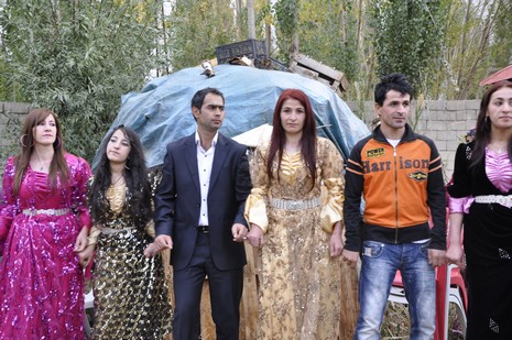 Yüksekova'da 02.03.2010 Ekim2010 tarihlerinde dünya evine giren çiftlerimizi sizler için sayfamıza taşıdık. Yüksekova Güncel Ailesi olarak tüm çiftlerimize mutluluklar dileriz...