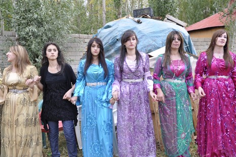 Yüksekova'da 02.03.2010 Ekim2010 tarihlerinde dünya evine giren çiftlerimizi sizler için sayfamıza taşıdık. Yüksekova Güncel Ailesi olarak tüm çiftlerimize mutluluklar dileriz...